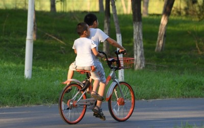 儿童坐车筐 共享单车上演街头“杂技”